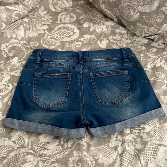 JEAN SHORTS 🌸 - Picture 2 of 4